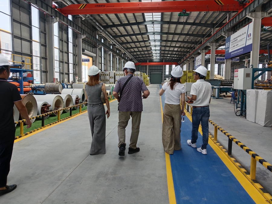 歡迎美國(guó)客戶到漢良工廠考察快拼箱